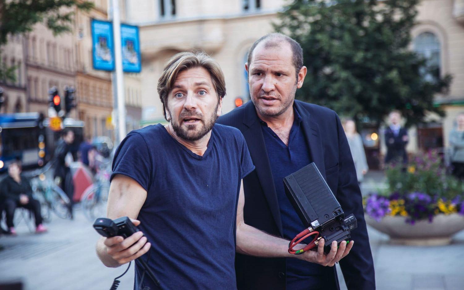 Ruben Östlund förbereder en gatuscen i ”The square” med skådespelaren Erik Sundfeldt.