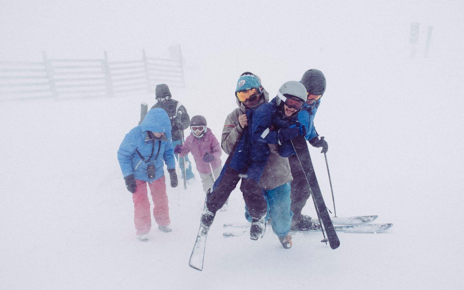 ”Här är en av filmarbetarna, en skidåkare från Les Arcs, som hette Baptiste. När vi skulle spela in den här scenen i snöstormen och dimman var det ganska tuffa förhållanden. Starka skidåkare – runners som det kallas på filmspråk – som Baptiste fick hjälpa barnen att bära deras grejer och sånt.” 