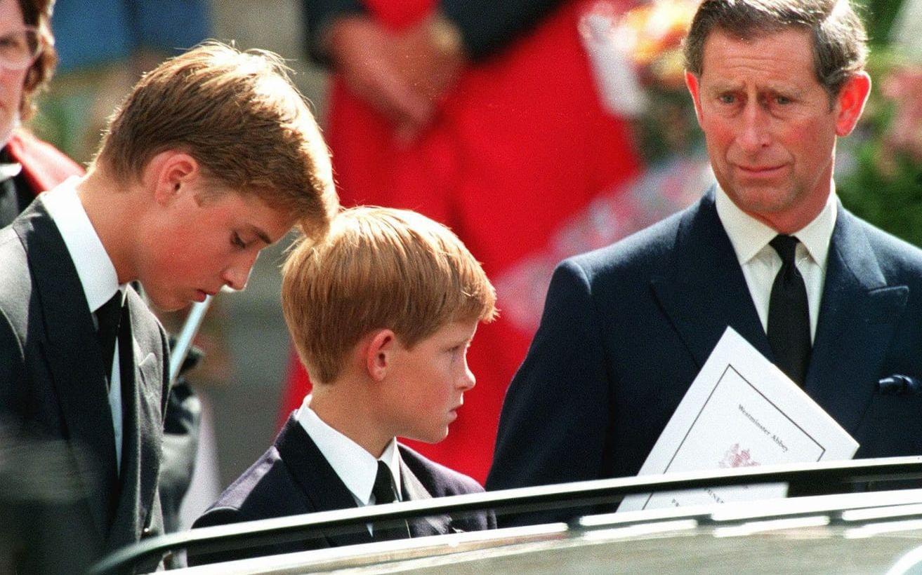 Kung Charles tillsammans med sina söner William och Harry under prinsessan Dianas begravning.