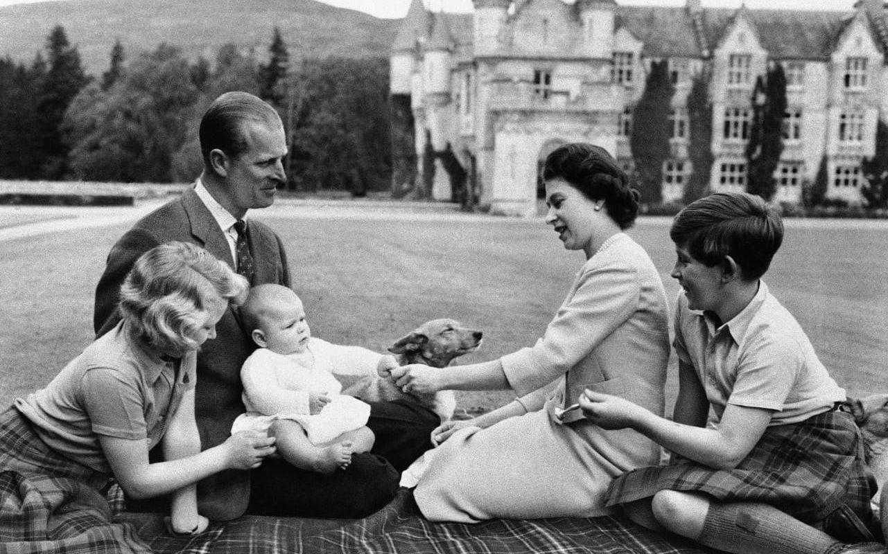 Den kungliga familjen utanför Balmoral 1960.