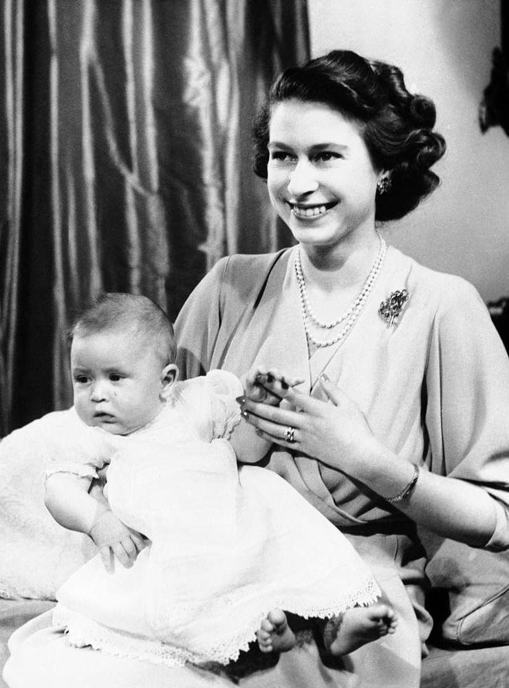 Charles tillsammans med sin mamma Elizabeth, drottning av England 1949.
