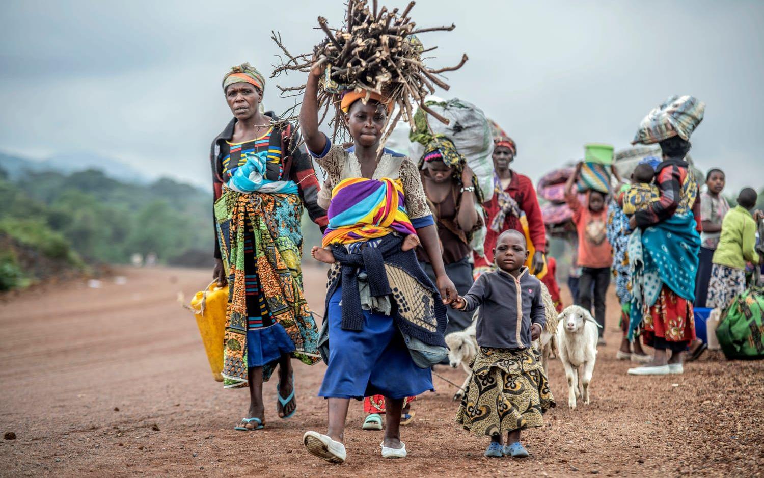 Invånare i närheten av Kibumba i östra Kongo-Kinshasa flyr undan M23-rebeller.