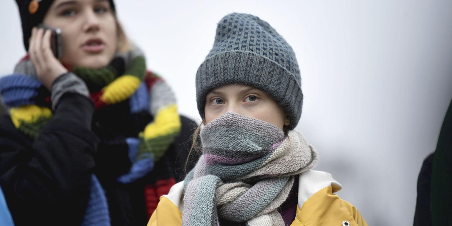 Greta Thunberg klimatstrejkar utanför Sveriges riksdag vid Mynttorget i Stockholm. 