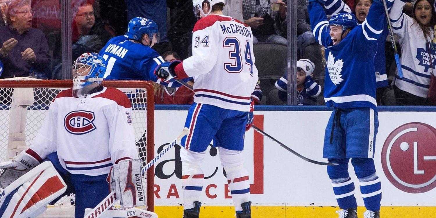Toronto Maple Leafs Andreas Johnsson (till höger) firar sitt första NHL-mål.