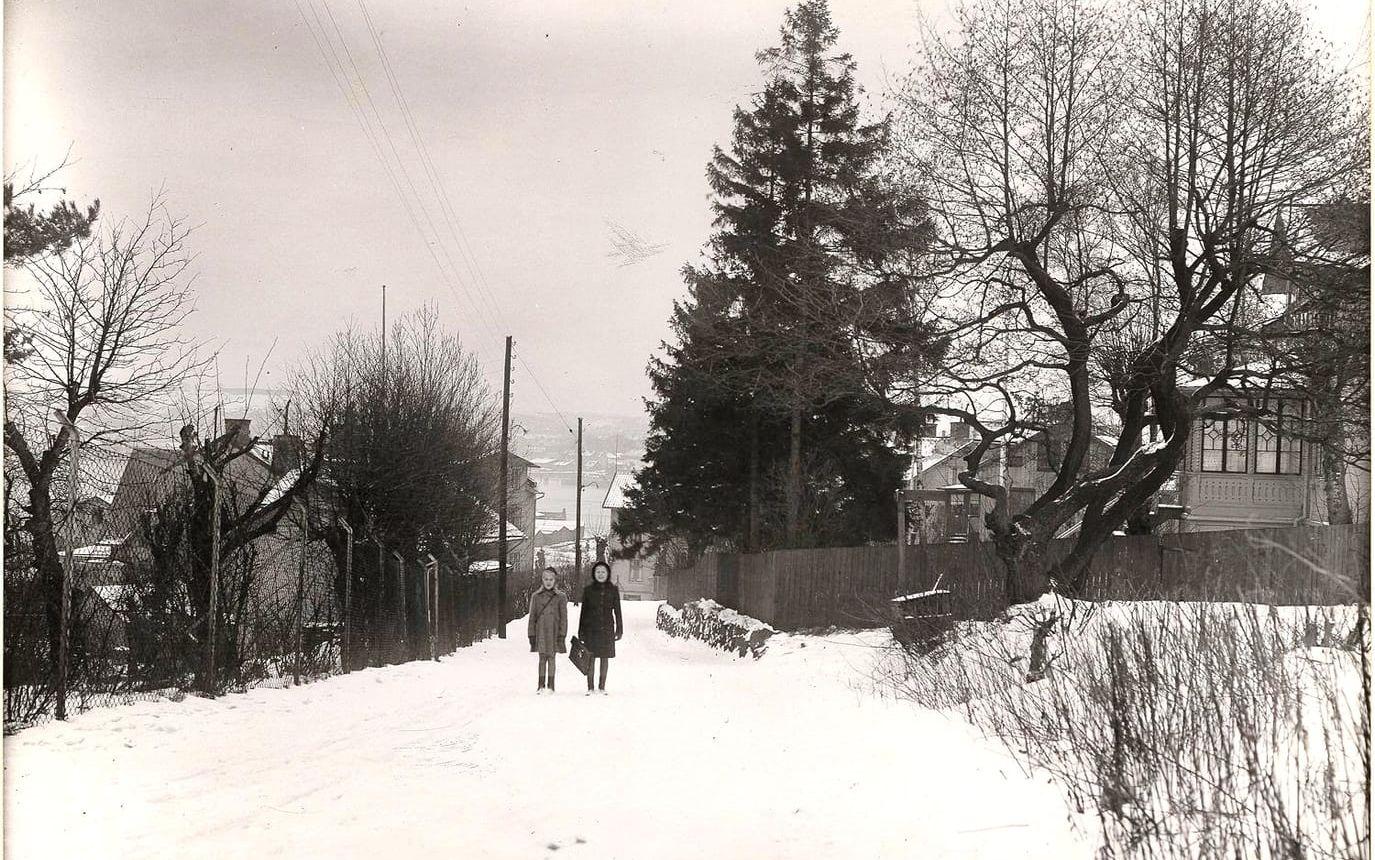 Två barn tar sig uppför Fleminggatan på Hisingen en snöig vinterdag, troligen på 1940-talet.