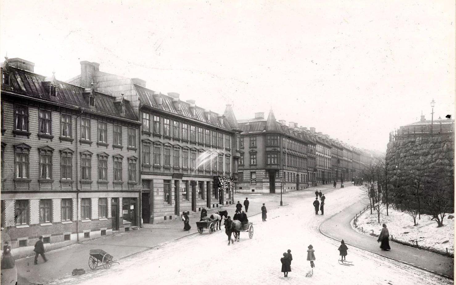 Full aktivitet på Vegagatan en vinterdag runt 1910-1915. Både hästar, promenerande och kälkåkande barn samsas på vägen.