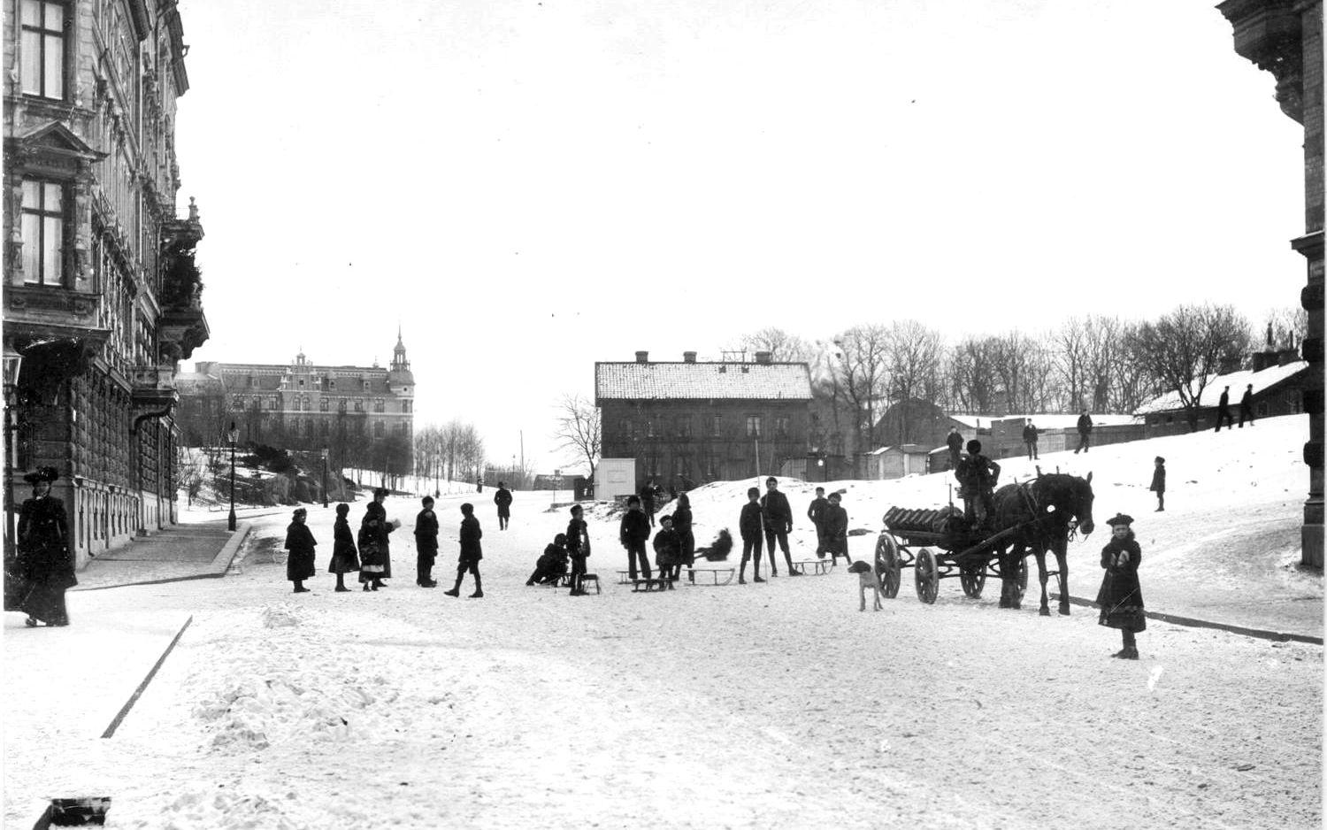 Backen vid Engelbrektsgatan var populär att åka kälke på en vinterdag i början av 1900-talet.  Till höger syns den norra delen av den så kallade Brandtdala bebyggelsen, området kom att bli del av Vasaparken. Byggnaden i fonden till vänster är Götabergsgatan 32. 