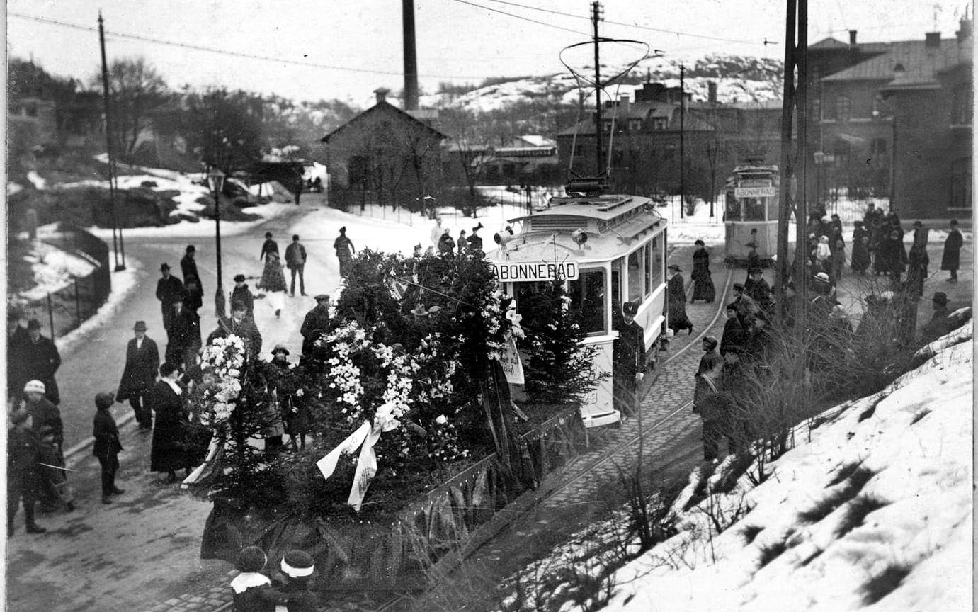 En vintrig marsdag 1916 fick en spårvägstjänsteman en vacker begravning. Den blomstertäckta kistan låg på en vagn som drogs av en spårvagn. Bilden är tagen vid Sahlgrenska sjukhuset. 