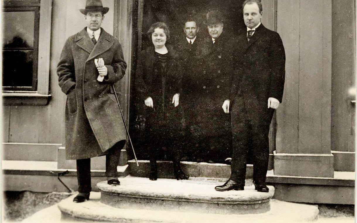 En vintrig januaridag 1928 var kronprins Gustaf Adolf på besök i Göteborg och Gathenhielmska huset. På trappan står han till vänster bland annat tillsammans med ägaren till huset Anna Dahlström och hennes man Johan Nilsson. På trappan står också  landshövding Oscar von Sydow.