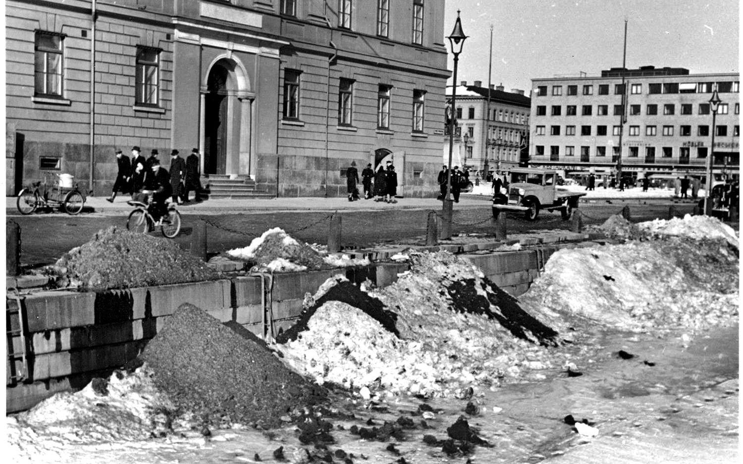 I mars 1940 använde man kanalen som avstjälpningsplats för snöröjningen. Snö och sand blandades i kanalen.