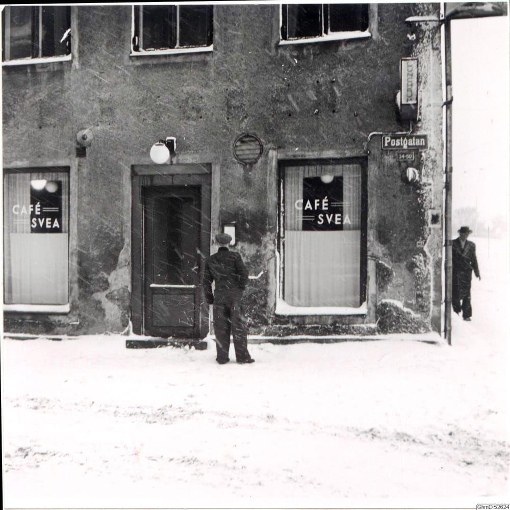 Det snöade bra den 18 januari 1948 när den här mannen spanade i menyn på Café Svea på Postgatan.
