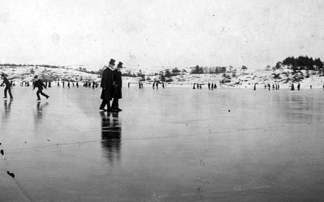 Finklädda herrar skippade skridskorna och tog i stället en promenad över Delsjön. Bilden är tagen i början av 1900-talet. 