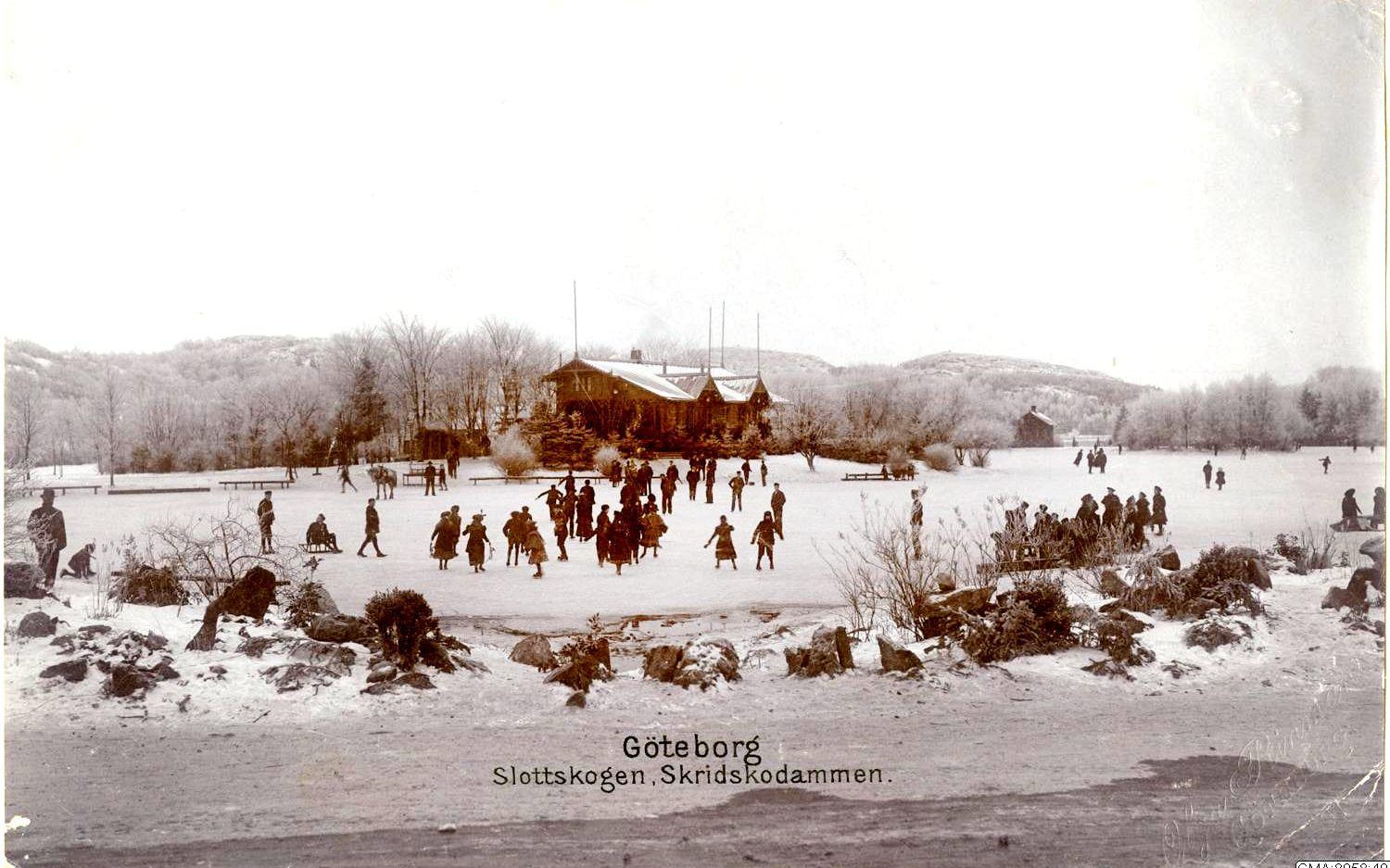 Skridskoåkare på Stora Dammen i Slottsskogen. Vinterpaviljongen syns i bakgrunden med. Bilden är tagen 1901.