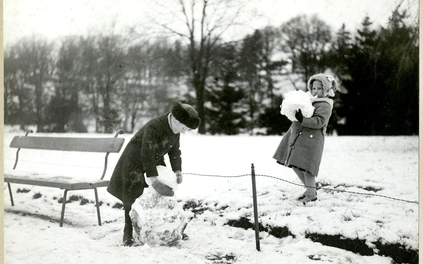 En pojke och flicka byggde en snögubbe i Slottsskogen en snöig februaridag 1914.