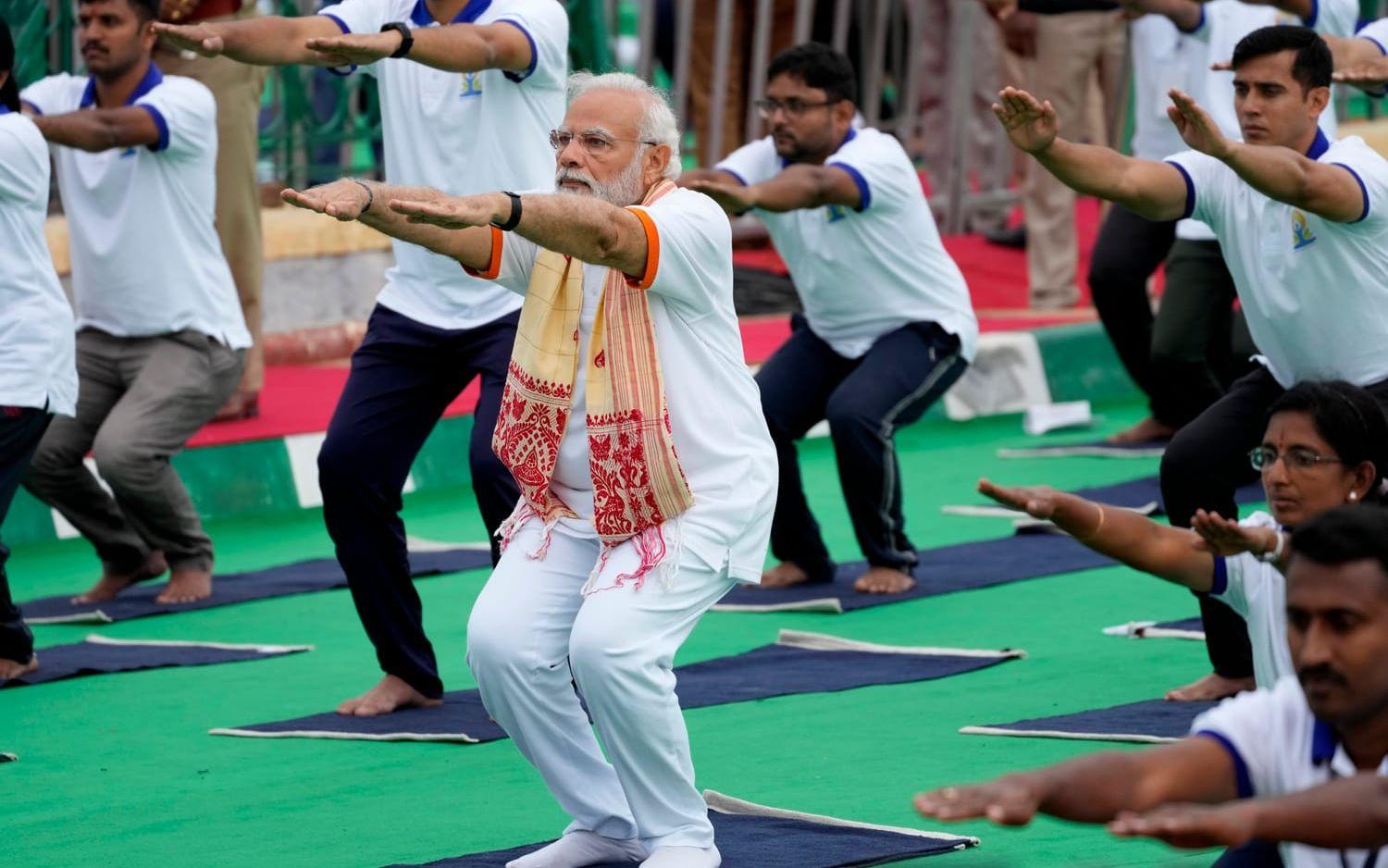 Indiens premiärminister Narendra Modi yogade tillsammans med tusentals indier på internationella yogadagen i fjol. Arkivbild.