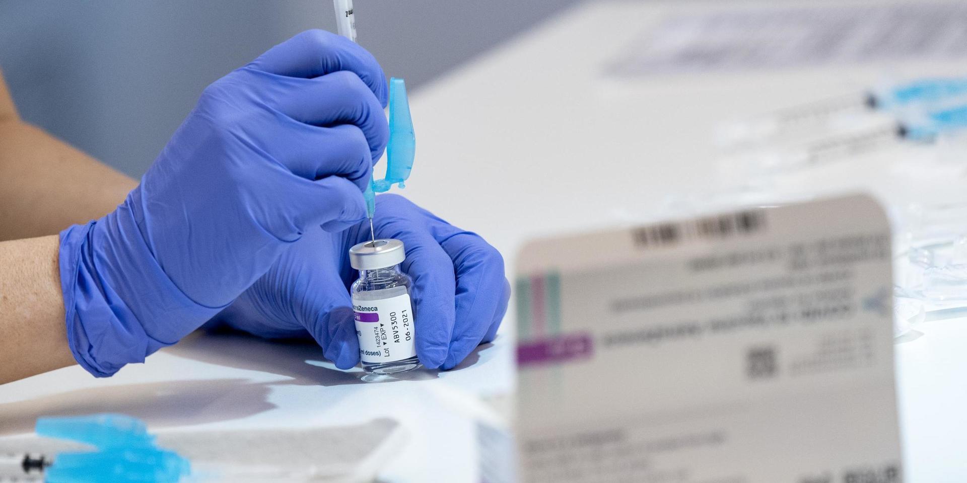 En spruta laddas med covid-19 vaccin från Astra Zeneca.