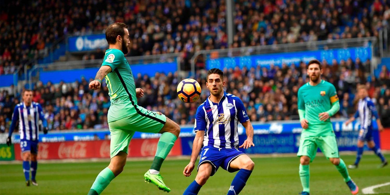Aleix Vidal, till vänster, skadade sig illa när Barcelona krossade Alavés med 6–0.