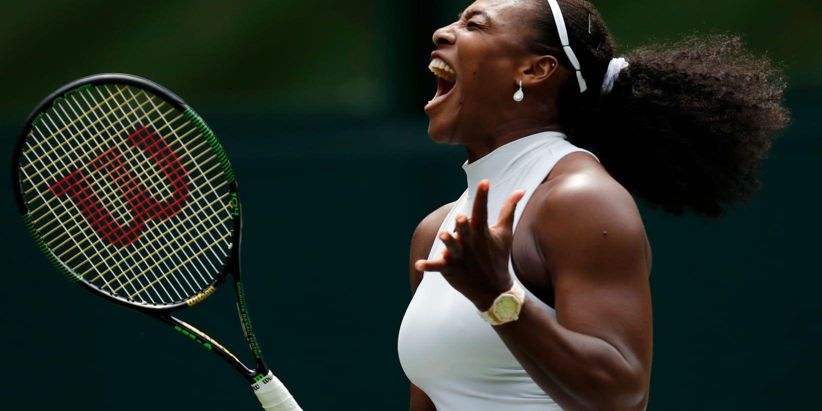 Serena Williams gick vidare i Wimbledon efter två raka setvinster mot Amra Sadikovic.