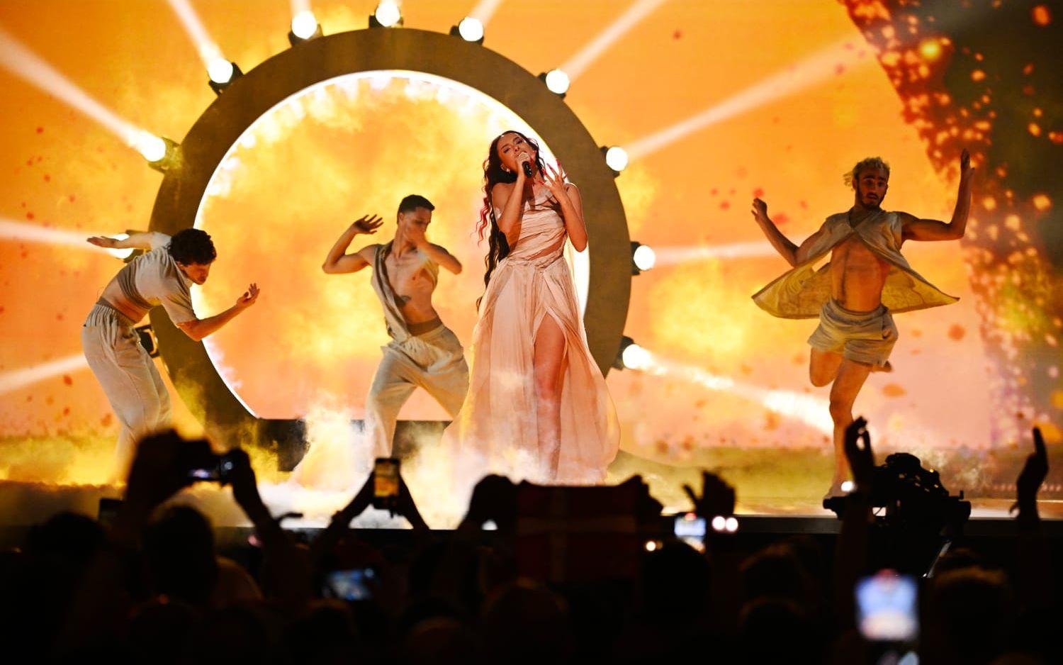 Eden Golan, som tävlar för Israel, går vidare till final i Eurovision Song Contest.