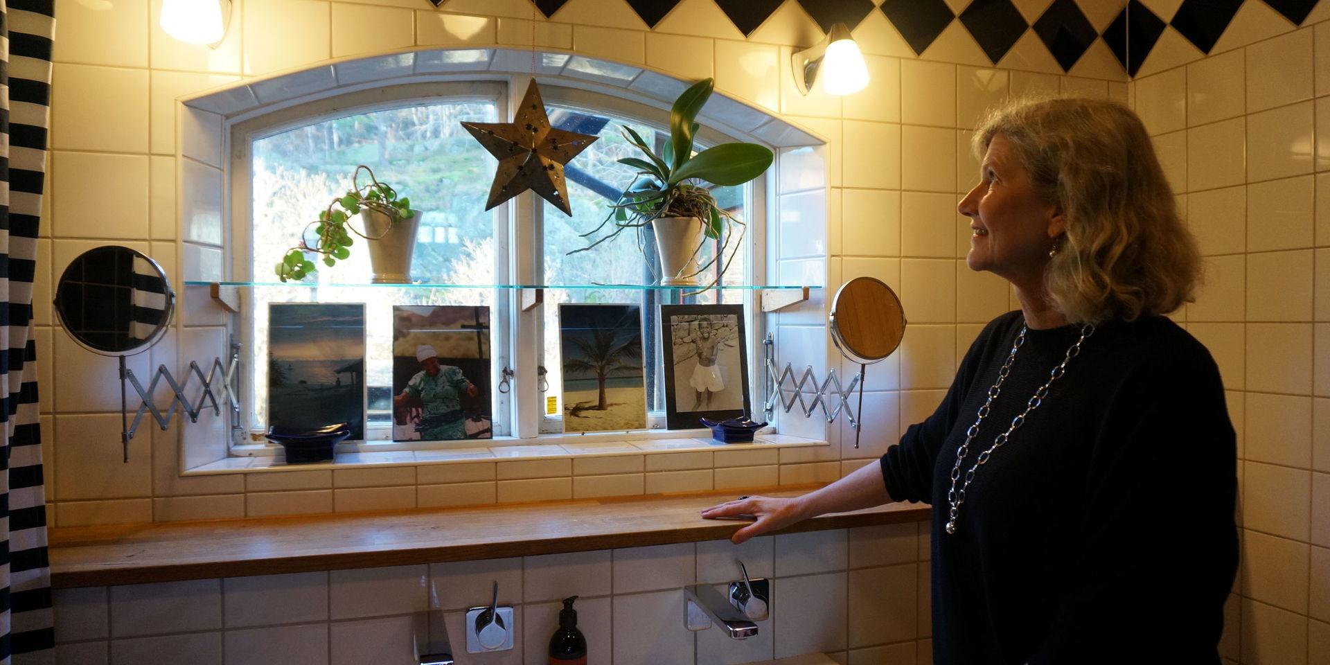 Varje del av huset som Karin och maken Peter byggt själva har sin historia. Fönstret i badrummet kommer från författarinnan Marianne Fredrikssons barndomshem. 
