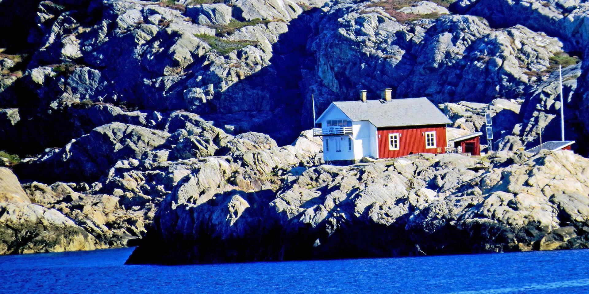 Ibland blir Islandsberg bara en rödvit färgfläck mot kullrigt berg och blått av.
