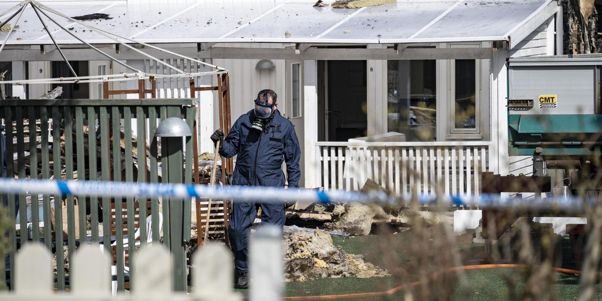 Polisens kriminaltekniker och räddningstjänsten befann sig under onsdagseftermiddagen vid flerfamiljshuset i Halmstad där branden bröt ut.