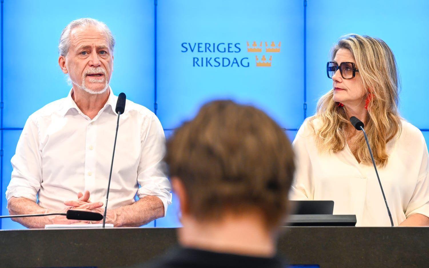 Miljöpartiets språkrör Daniel Helldén och Janine Alm Ericson, ekonomiskpolitisk talesperson, presenterar Miljöpartiets förslag till vårbudget vid en pressträff.