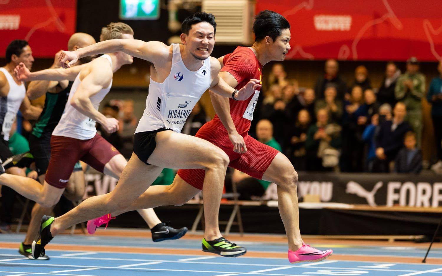 Tuff kamp mellan Bingtian Su från Kina och japanen Akihiro Higashida i 60 meter. Kinesen knep förstaplatsen.