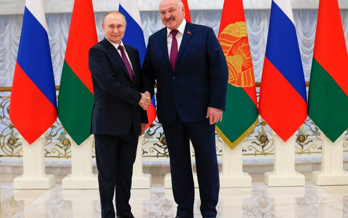 Tidigare i veckan träffade Vladimir Putin and Alexander Lukashenko i Minsk för ett möte. Det fick landslagsspelaren Nadezhda Karpova att gå till hård attack mot presidenterna. 