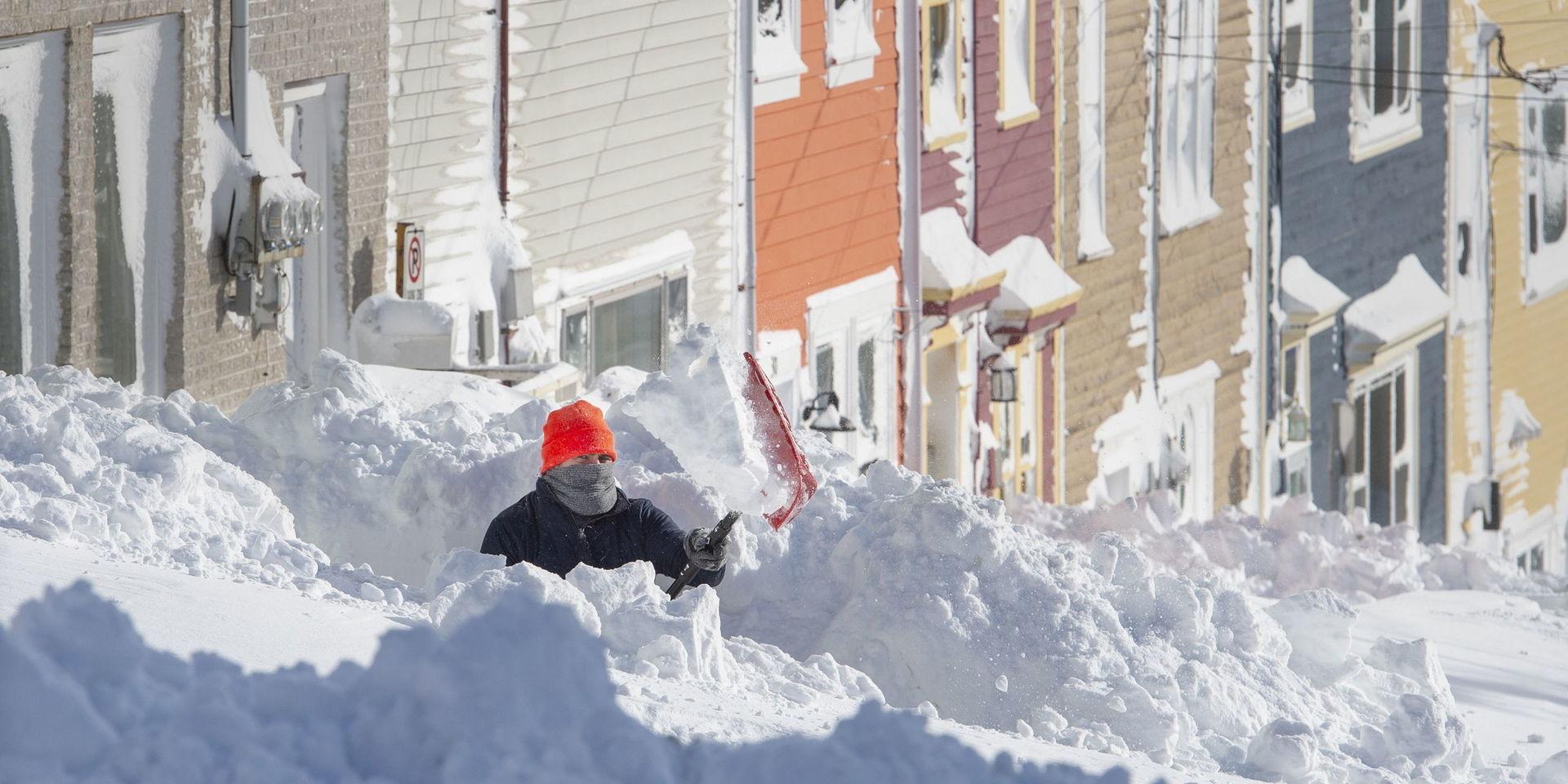 En invånare i S:t John&apos;s i den kanadensiska provinsen Newfoundland och Labrador skottar efter snöstormen.