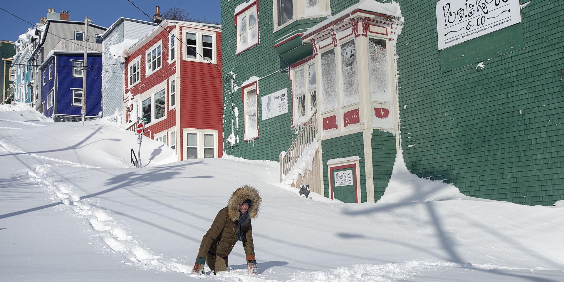 En invånare pulsar fram i snömassorna som begravt staden S:t John&apos;s i Newfoundland.