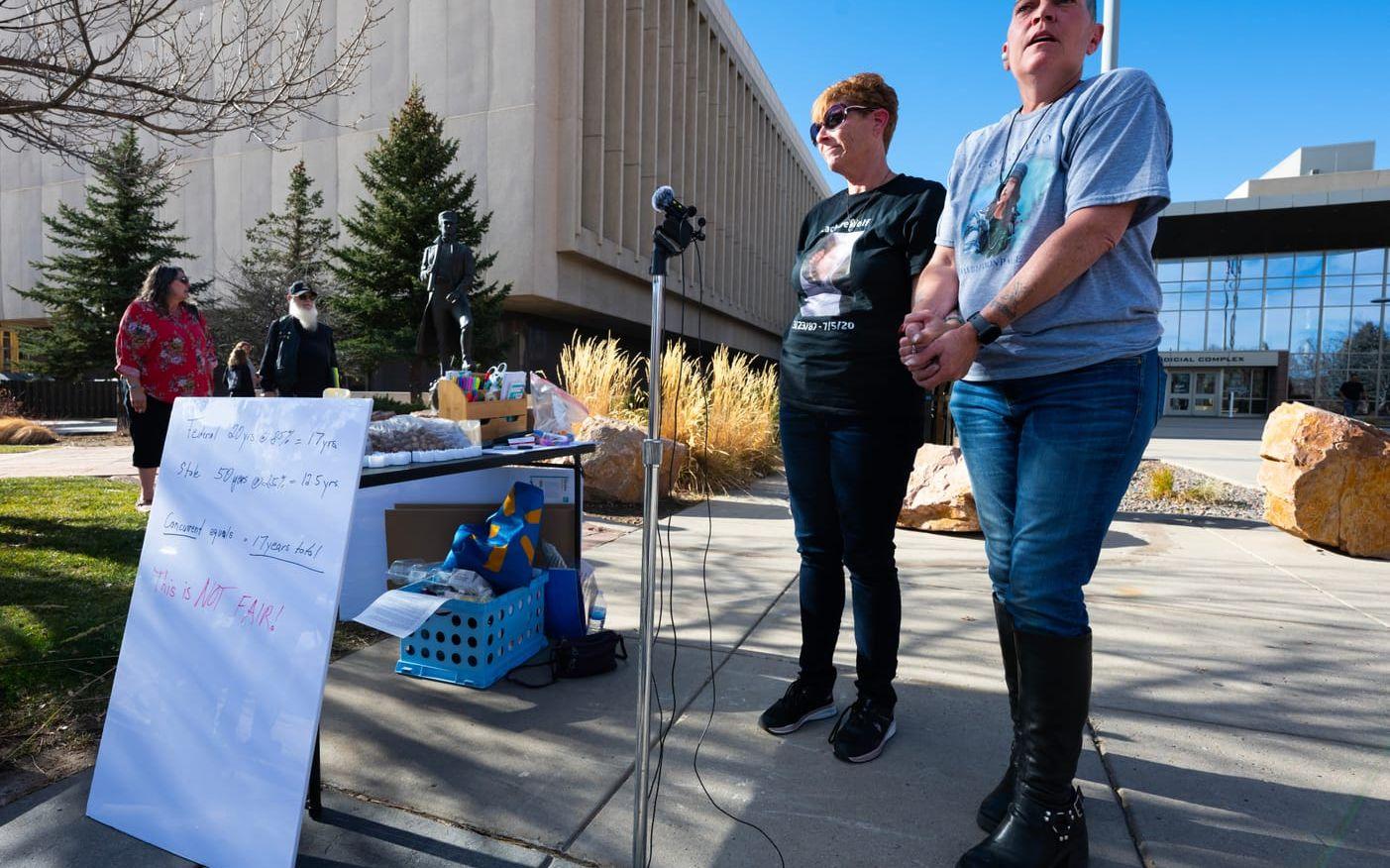 Drabbade anhöriga höll pressträff i samband med en domstolsförhandlingen i Colorado Springs i december i fjol.