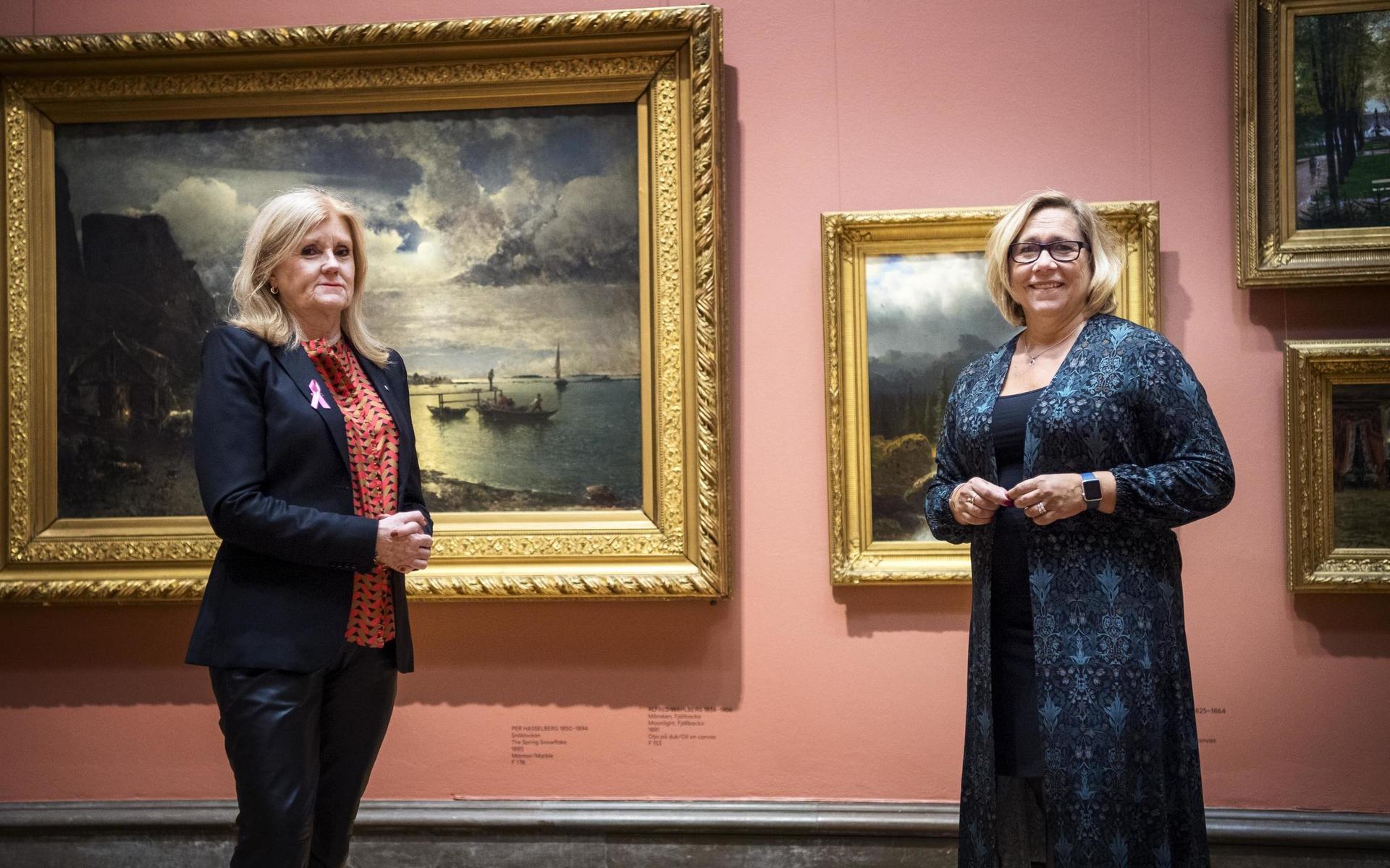 Kulturnämndens ordförande Ann Catrine Fogelgren (L) besöker konstmuseet tillsammans med Helene Odenjung (L).
