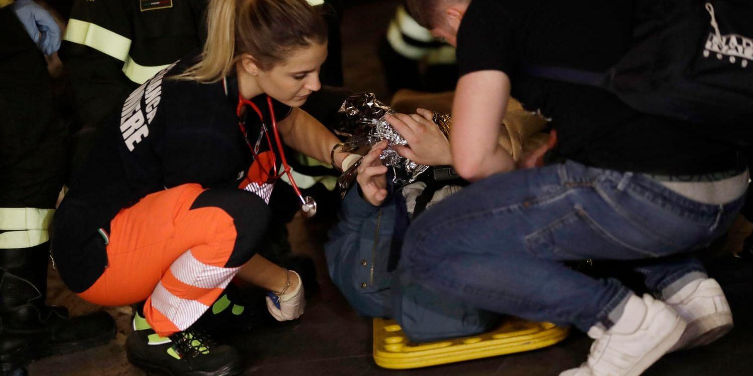 Flera ryska fotbollsfans skadades sedan de hoppat i en tulltrappa i central Rom.