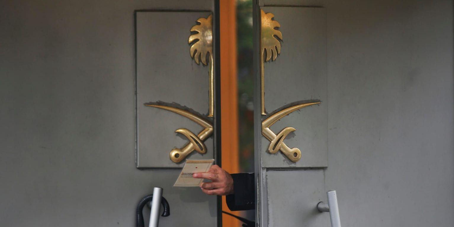 En säkerhetsvakt räcker över ett dokument till en kollega genom porten till det saudiska konsulatet i Istanbul. Ännu vet mycket få vad som hände bakom portarna. Arkivbild.