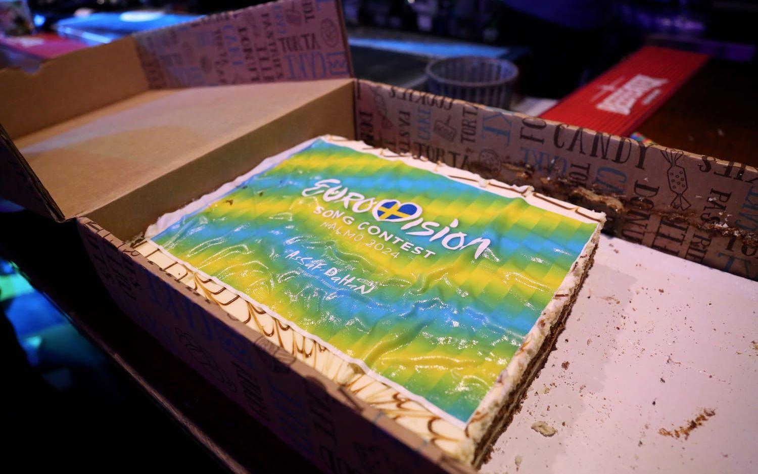 Israeliska Eurovisionfans hyllar Sverige på en bar i Tel Aviv inför finalen i Malmö i maj.