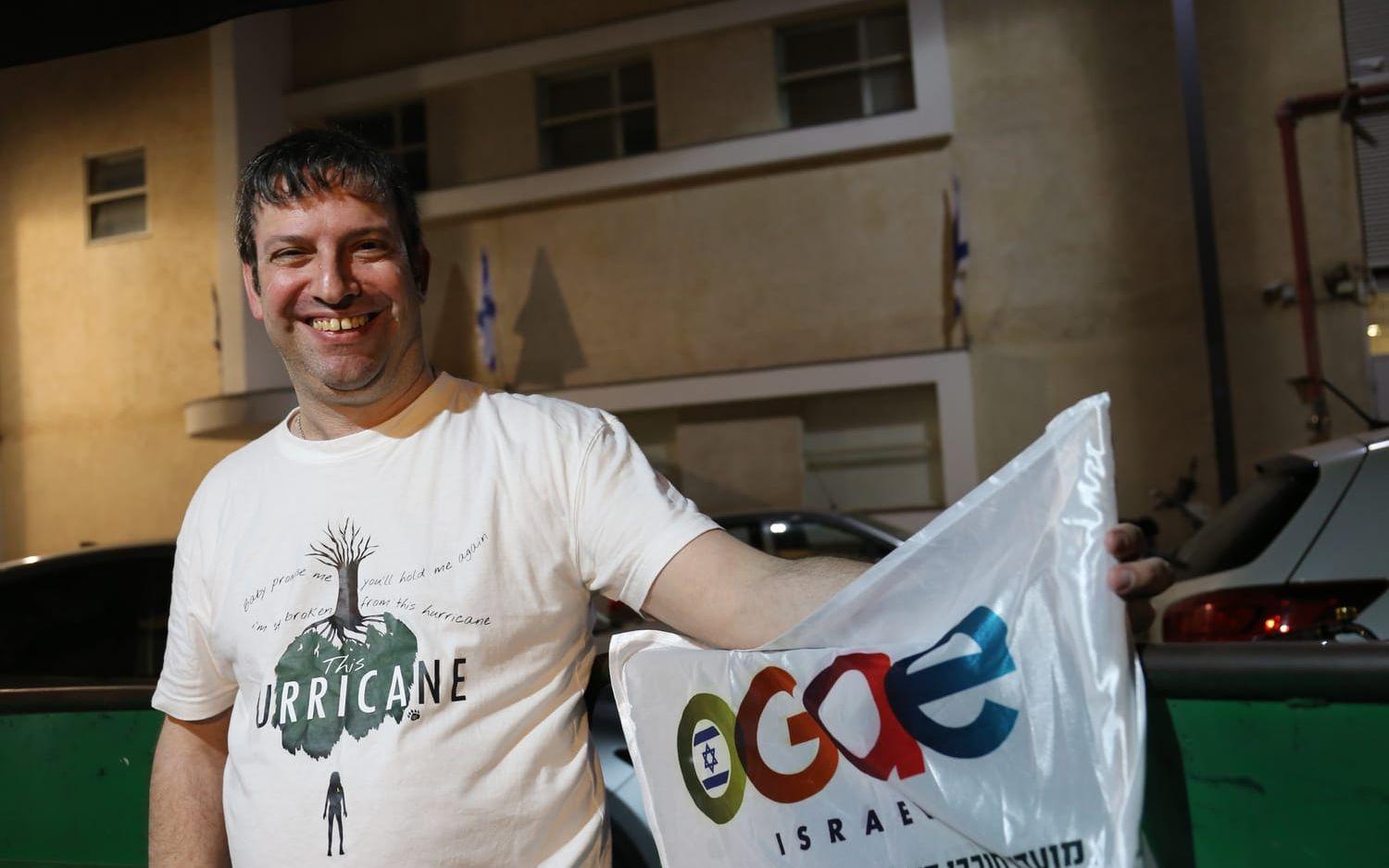 Nir Harel, president för Eurovisionklubben OGAE, har tryckt upp tröjor med Israels bidrag 'Hurricane'.