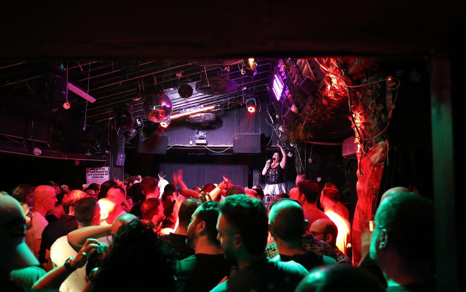 Miki Israeli mimar till Eurovisionklassiker på en bar i centrala Tel Aviv.