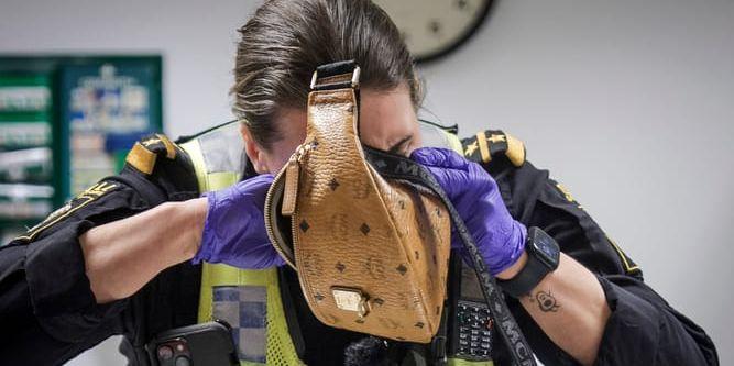 Gruppchefen Ann-Charlotte letar i en väska