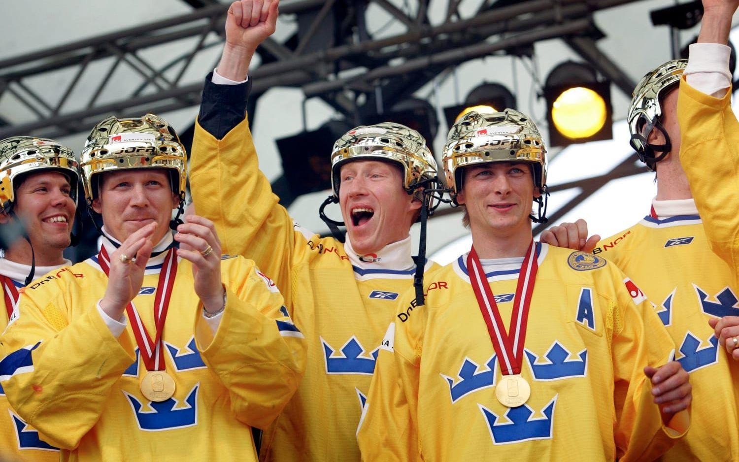 Jörgen Jönsson (i mitten) och resten av Tre Kronor firar i Kungsträdgården i Stockholm. Foto: TT