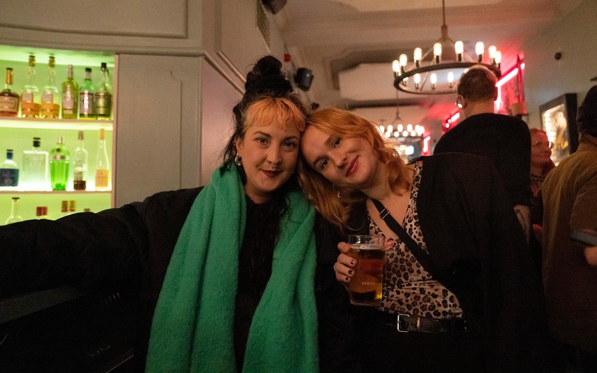 Anna Rundberg och Anna Holmberg var på Pustervik för att titta på sina kompisar i Beverly Kills.