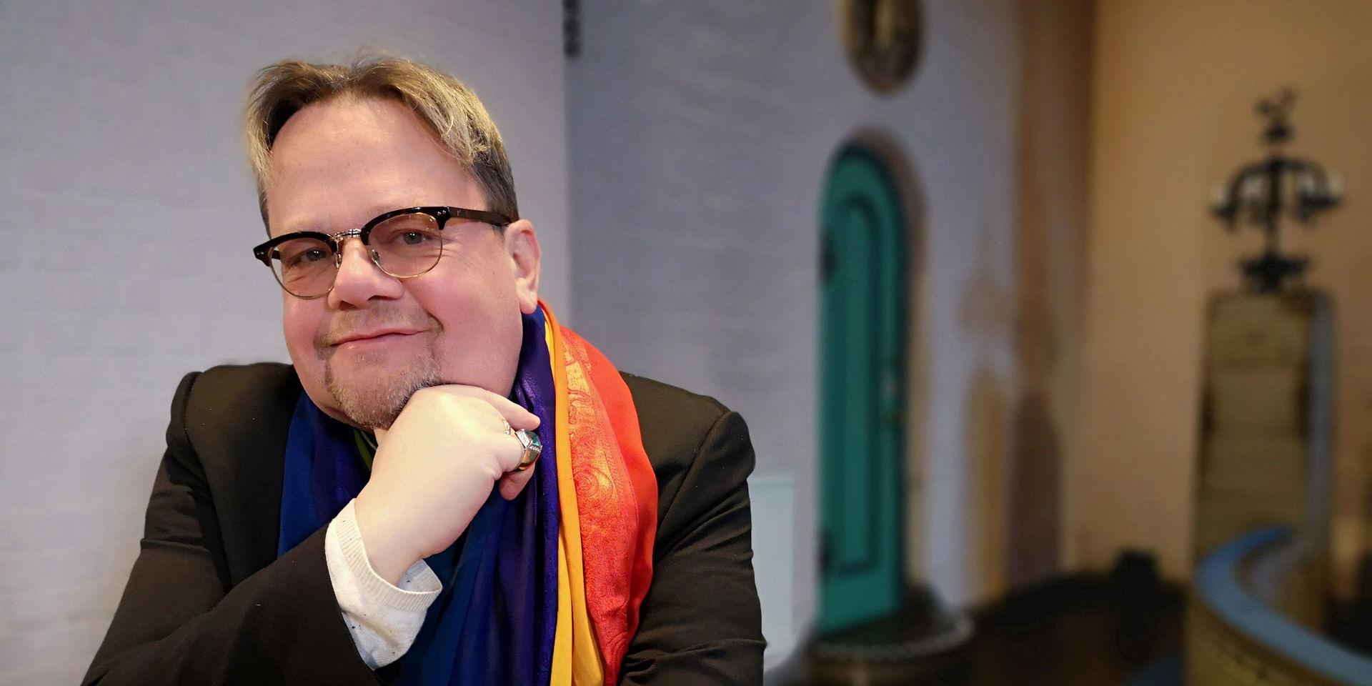 Prästen och hbtq-aktivisten Lars Gårdfeldt växte upp i ett humoristiskt hem. Humorn har varit både tröst och redskap i kampen för homosexuellas rättigheter i kyrkan. Men han har också fått betala ett pris i form av sviktande hälsa och just nu är han långtidssjukskriven. Nu fyller han 55 år.