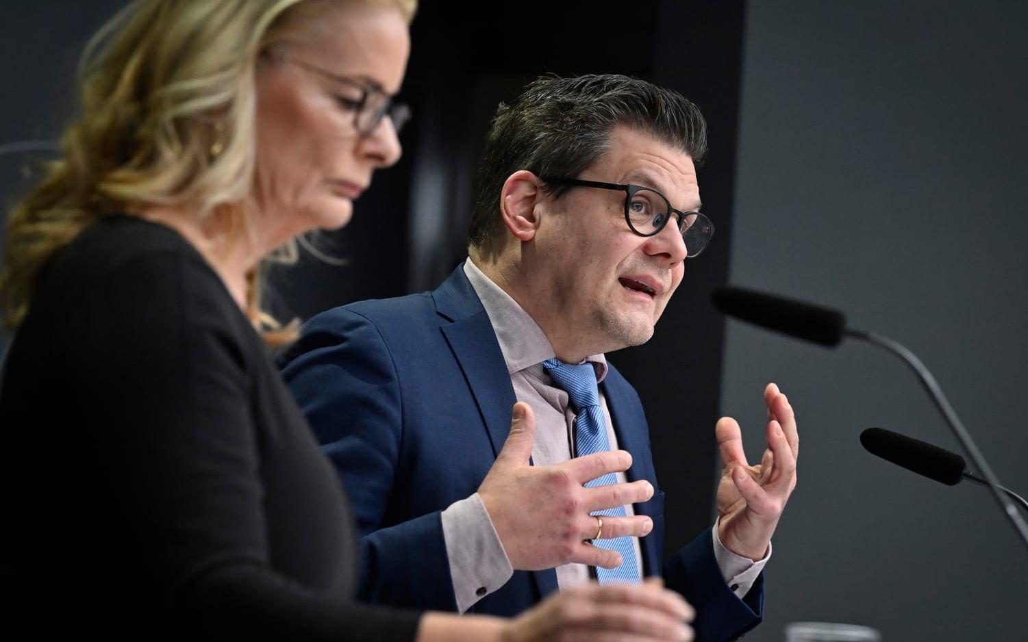 Skolminister Lotta Edholm (L) tog på onsdagen emot slutbetänkandet från Skolsäkerhetsutredningen och dess särskilde utredare Jonas Trolle.