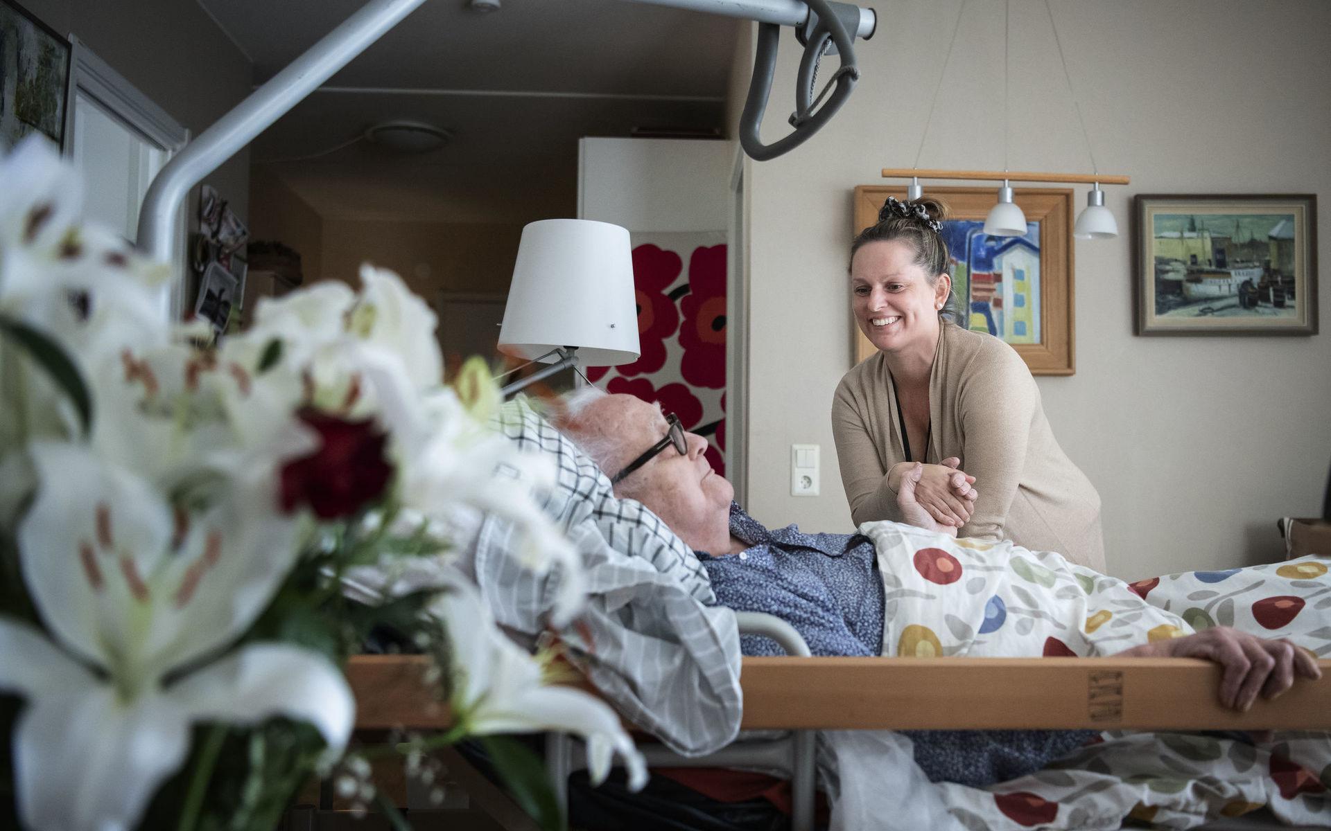 Sprider glädje. Leif Andersson, 85 år, är nöjd med den omvårdnad han får av hemtjänsten i Kungälv och framförallt trivs han med undersköterskan Madeleine Wenthe.