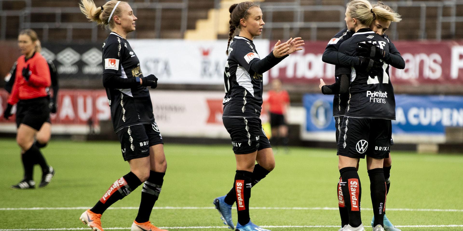 Rebecka Blomqvist, Filippa Angeldahl och Julia Zigiotti Olme jublar efter 1-0 under träningsmatchen i fotboll mellan GFCoch Hjörring den 15 februari.