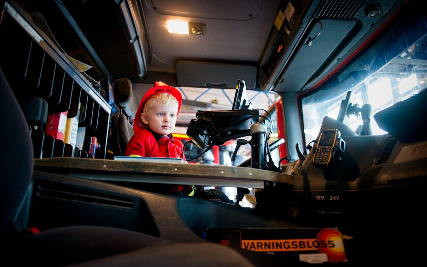 Theodor Sandboge klädd som en brandman undrade om det fanns spel på Ipaden i brandbilen.