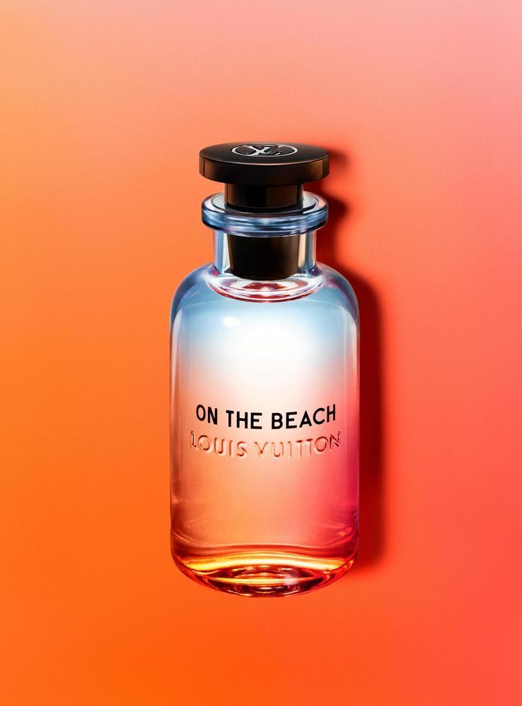 I april lanserade Louis Vuitton parfymen On the Beach, en unisexdoft som ska påminna om soliga dagar vid havet. 