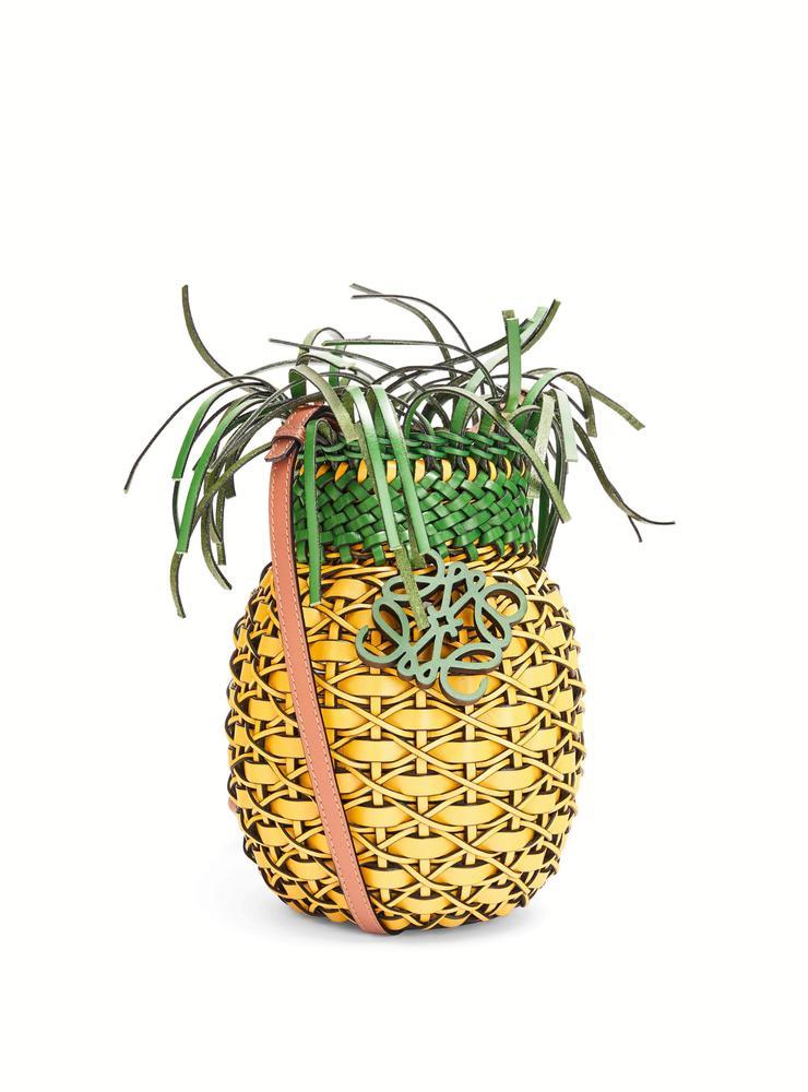 Loewe har många lekfulla väskor inför sommaren, bland annat i form av en ananas. 
