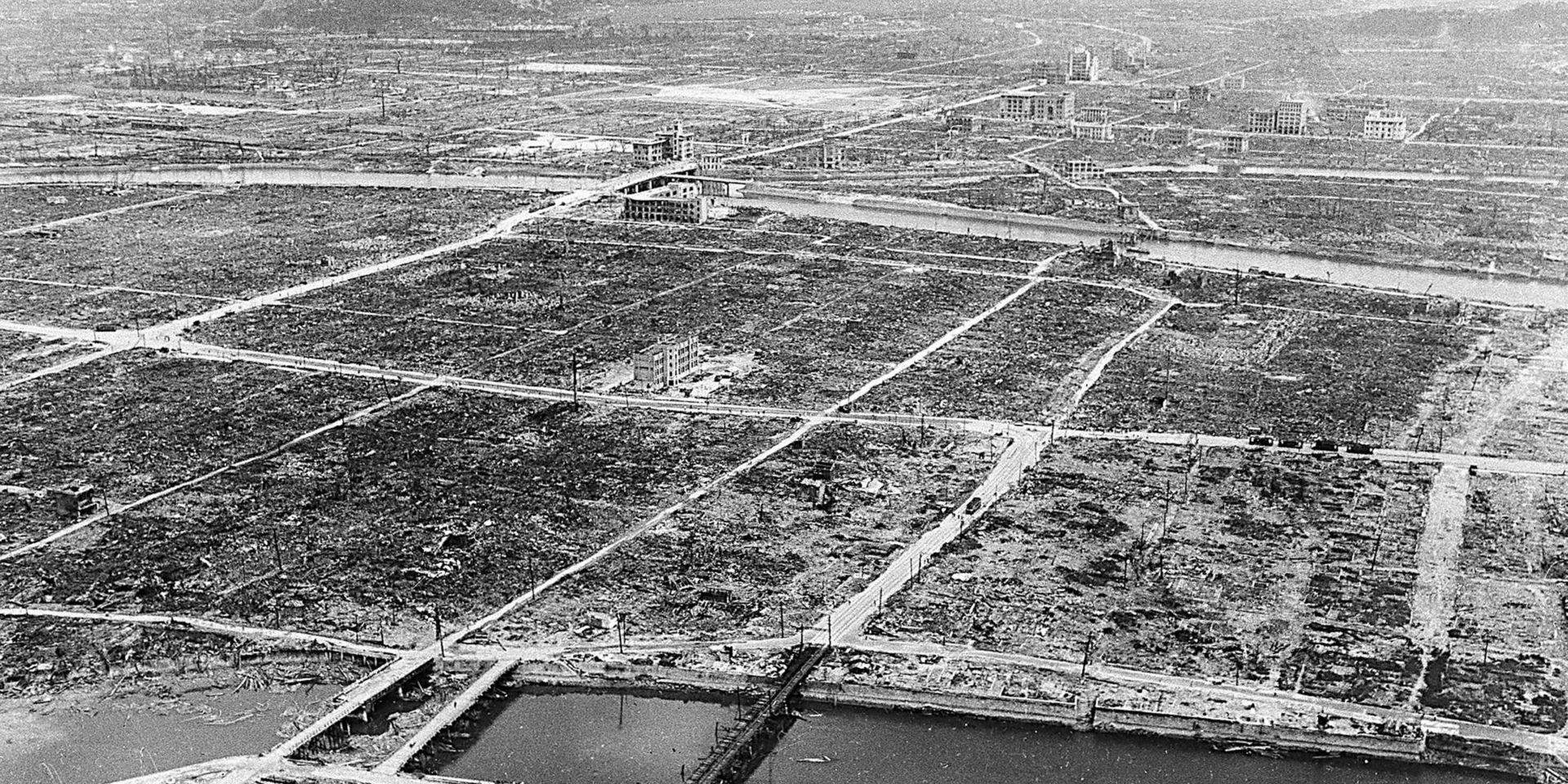 Resterna av Hiroshima, som förutom några broar och stål- och betongbyggnader är helt ödelagd efter att amerikanska armén fällt en atombomb över staden. 