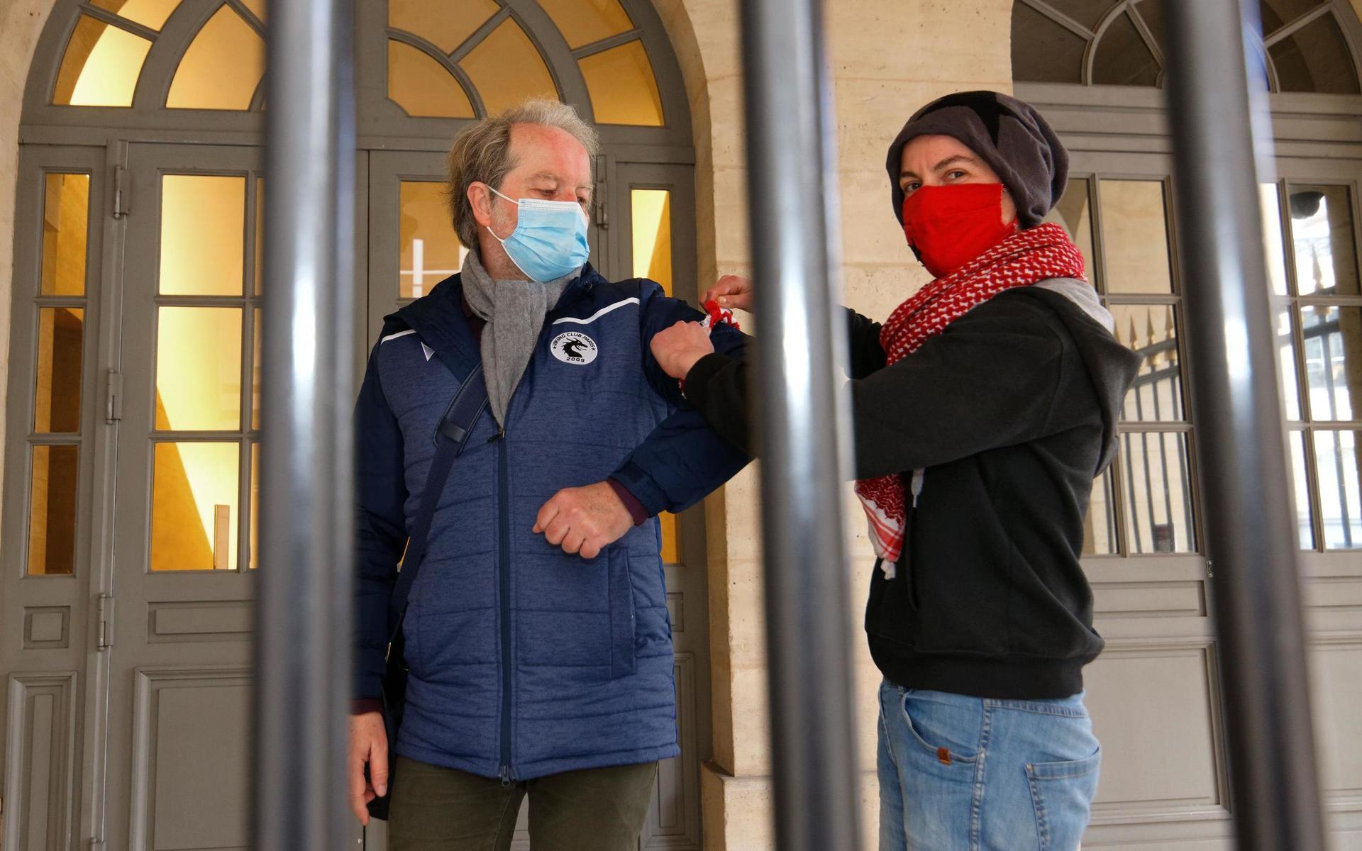 Flo knyter en armbindel kring GPs reporter. Därmed får han lov att komma in på den ockuperade Odéonteatern i Paris.